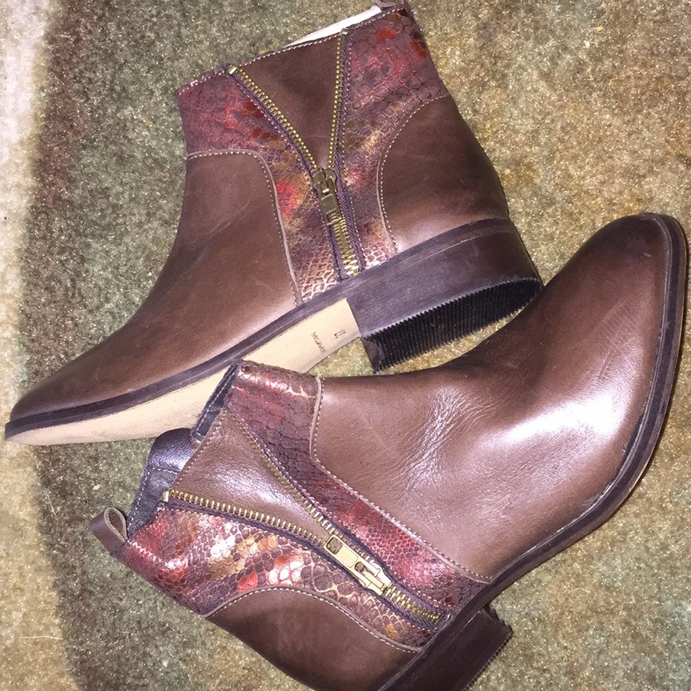 Ankle boot snake skin